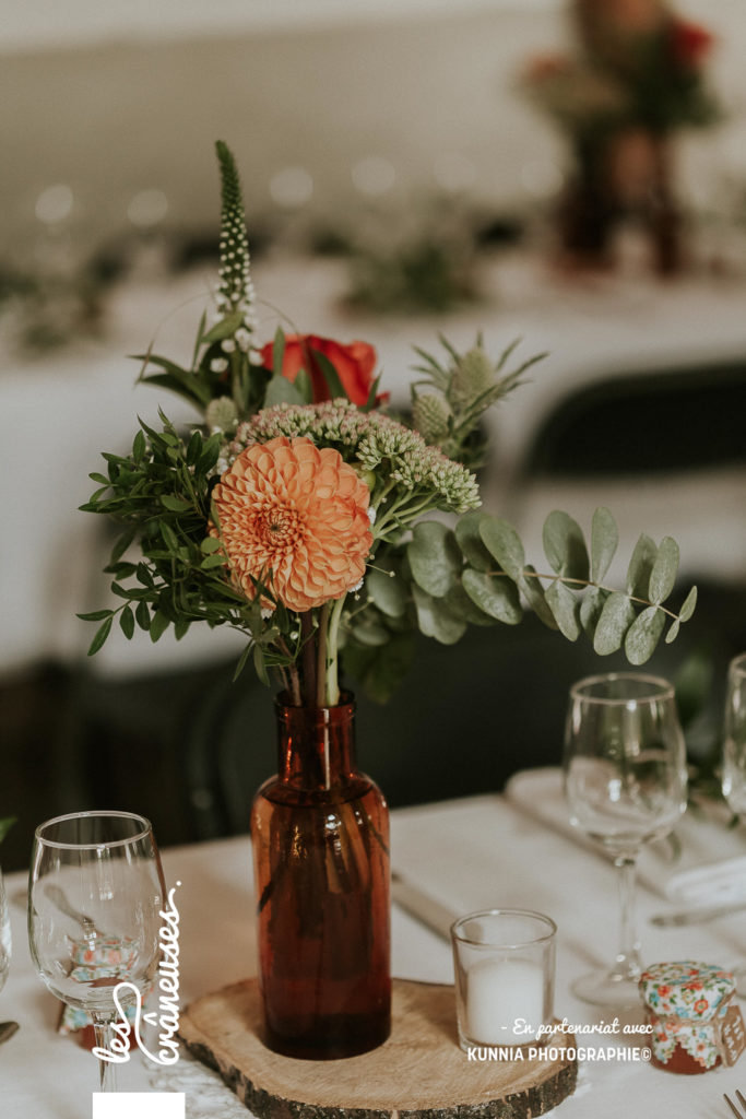 Décoration table - Mariage - Vase apothicaire - fleurs orange - végétal - champêtre - rustique - Les crâneuses