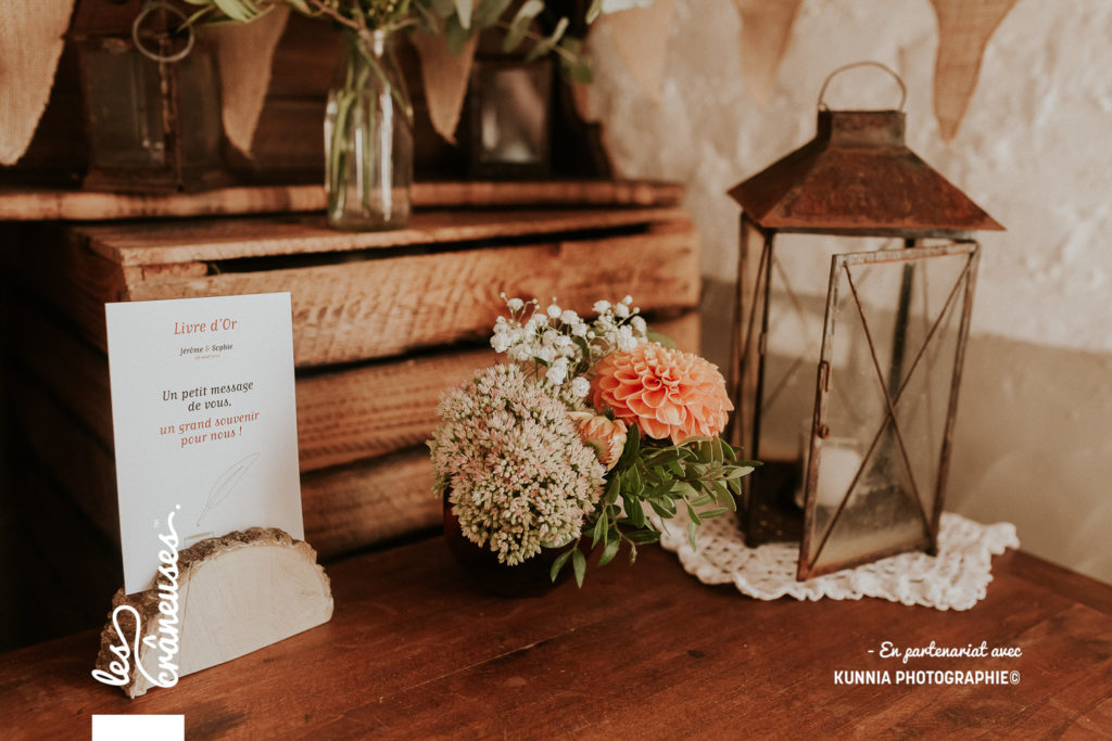 Mariage champêtre - Livre d'or - Tables en bois - Fleurs - Fanions - caisse en bois - lanterne en métal - Décoration - Les crâneuses - Le Thurel