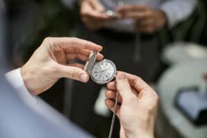 montre de poche offerte par les mariés aux témoins hommes